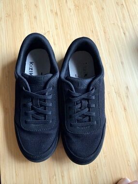 Kizik Kids Black Sneaker - Slip-On Comfort